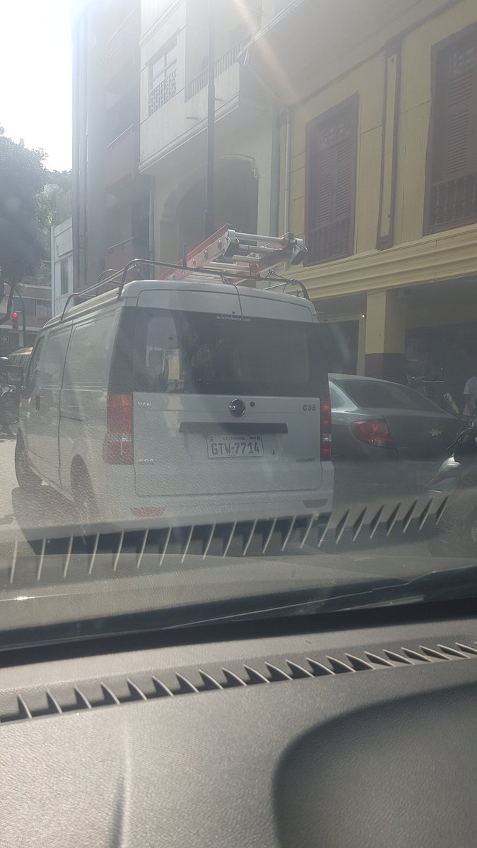 CoelloAb's tweet photo. @ATMGuayaquil @ATM_Transito este vehículo lleva más de media hora parqueado en doble columna, en las calles Colón entre Chile y Chimborazo. Pasa el agente de atm pero no toma procedimiento. https://t.co/7BvPVhGtgt