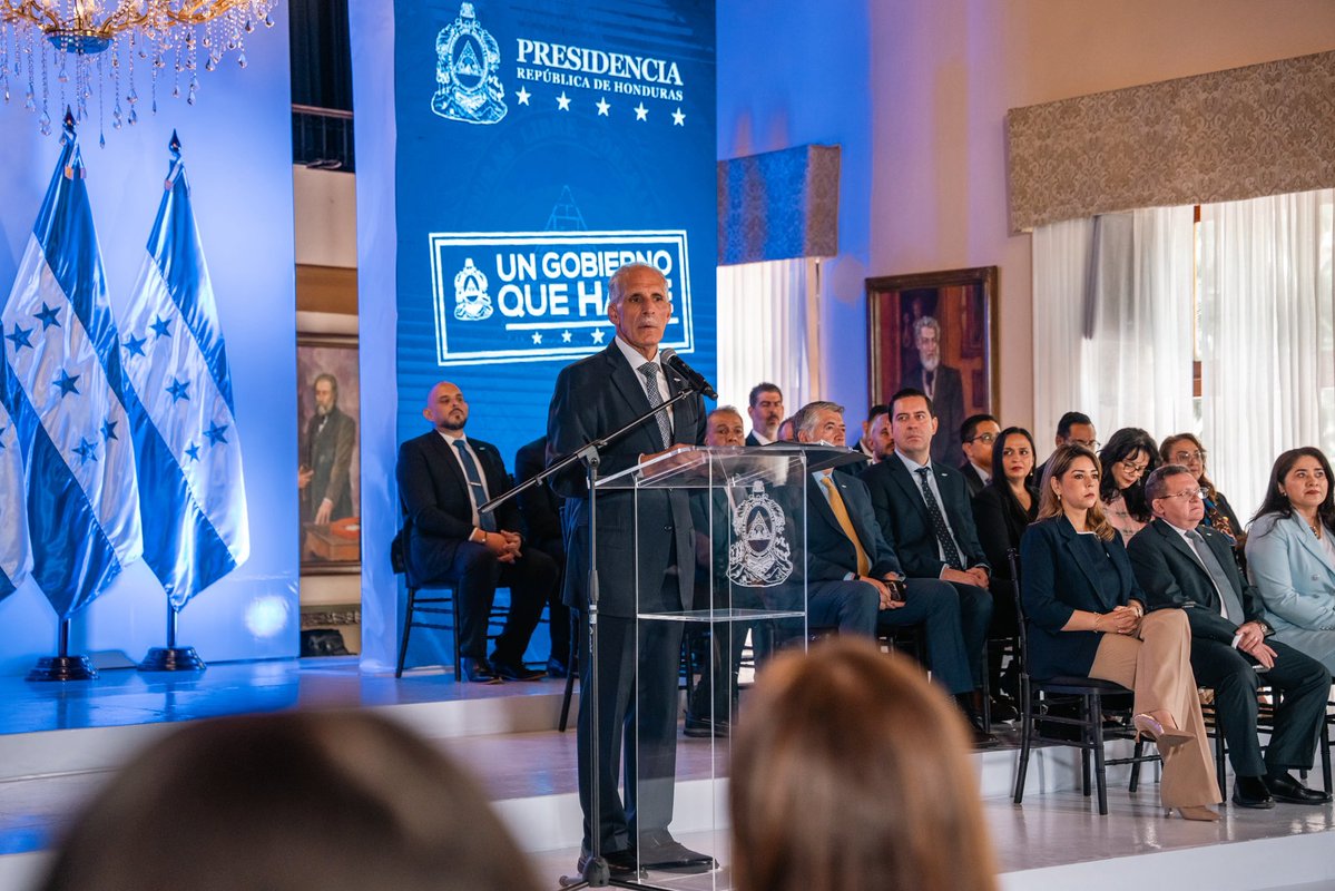hnpresidencia's tweet photo. El presidente @TitoAsfuraPHN presentó este viernes un informe sobre los primeros 180 días de gestión, en el que expuso los principales avances alcanzados por su administración y reiteró que serán los resultados los que definan la evaluación de su Gobierno.

Durante su mensaje, el mandatario afirmó que su equipo trabaja con compromiso para impulsar soluciones, fortalecer las instituciones y responder a las necesidades de la población mediante acciones concretas que contribuyan al desarrollo del país.