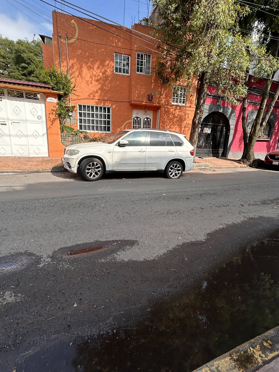 _imfiddy's tweet photo. @UCS_GCDMX @AlcaldiaMHmx @mauriciotabe @C5_CDMX 
De su apoyo para la verificación y retiro de esta unidad. Ya lleva tiempo ahí estacionada, tiene las llantas ponchadas y ya hasta rayones. Al parecer está abandonada. https://t.co/DWBXohCy8o