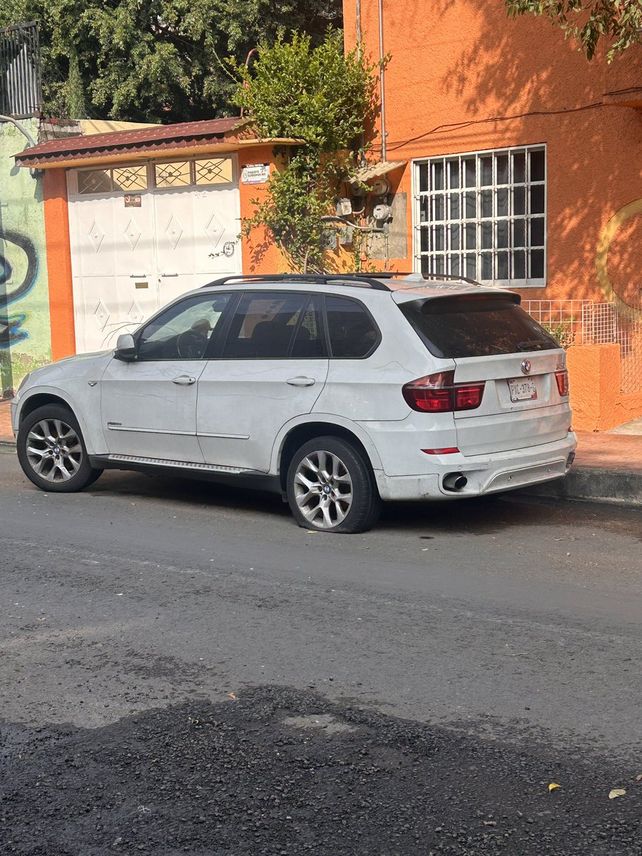 _imfiddy's tweet photo. @UCS_GCDMX @AlcaldiaMHmx @mauriciotabe @C5_CDMX 
De su apoyo para la verificación y retiro de esta unidad. Ya lleva tiempo ahí estacionada, tiene las llantas ponchadas y ya hasta rayones. Al parecer está abandonada. https://t.co/DWBXohCy8o