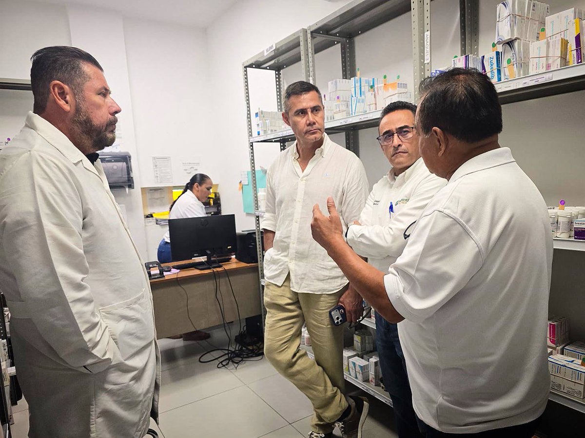 Carlos_UlloaP's tweet photo. El fortalecimiento del sistema de salud también se construye en territorio, supervisando y acompañando el trabajo que se realiza en cada unidad médica. Durante el recorrido por el Hospital Comunitario de Isla Mujeres, de @IMSS_Bienestar … https://t.co/AitUwKfbN3