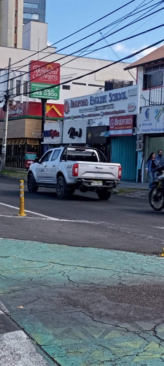 pattylua8's tweet photo. Funcionario del @MunicipioQuito @pabelml conduciendo en completo estado de embriaguez, choca contra los lados, va a matar a alguien @ANT_ECUADOR @AMT_Quito @ProducirOrganic https://t.co/ERmGwhjlQA