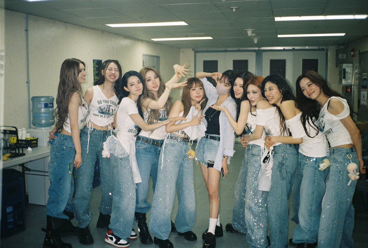 ChunghaGlobal's tweet photo. 260801 Chaeyeon Plus Chat update with Chungha

https://t.co/vowTTbWqXd

#청하 #CHUNGHA @CH_CHUN9HA 
#아이오아이 #IOI @ioi_10th https://t.co/ZZd7ro4acO