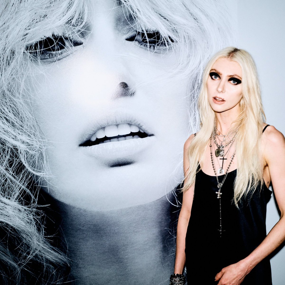 brasiltpr's tweet photo. Imagens que curam o mundo! Taylor Momsen e Miley Cyrus juntas na festa de lançamento da revista “Wonderland”, ontem no Chateau Marmont. https://t.co/uqnnSFy1Ua
