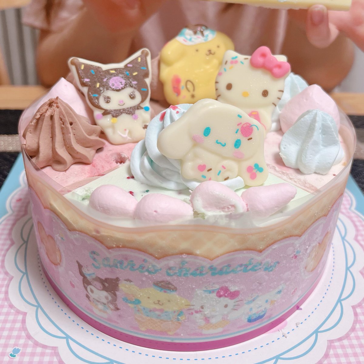 cube0t's tweet photo. 先日、娘が誕生日を迎えました🎂天井風船めっちゃ喜んでくれたし夫も「すごいな」と言ってた👍✨
まだまだ「だっこ」が口癖のあまえんぼうだけど、外ではしっかり小学生やってる。ママママ言われてるうちにできるだけ甘やかすんだー！そのうち友達が1番になっちゃうもんね😭 https://t.co/ARNHNKlYl1
