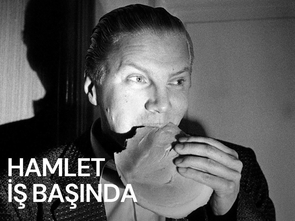 EnginArapoluu's tweet photo. Bütün filmlerini hayranlıkla izlediğim Finlandiyalı yönetmen Aki Kaurismaki'nin bugüne kadar gözümden kaçmış bir filmini daha izledim.
Shakespeare'in ünlü eserinden uyarlanmış.
Romanlardan uyarlanan "Suç ve Ceza" ve "Bohem Hayatı" filmleri gibi "Hamlet" de oldukça keyifliydi. https://t.co/LGchpk72Yf