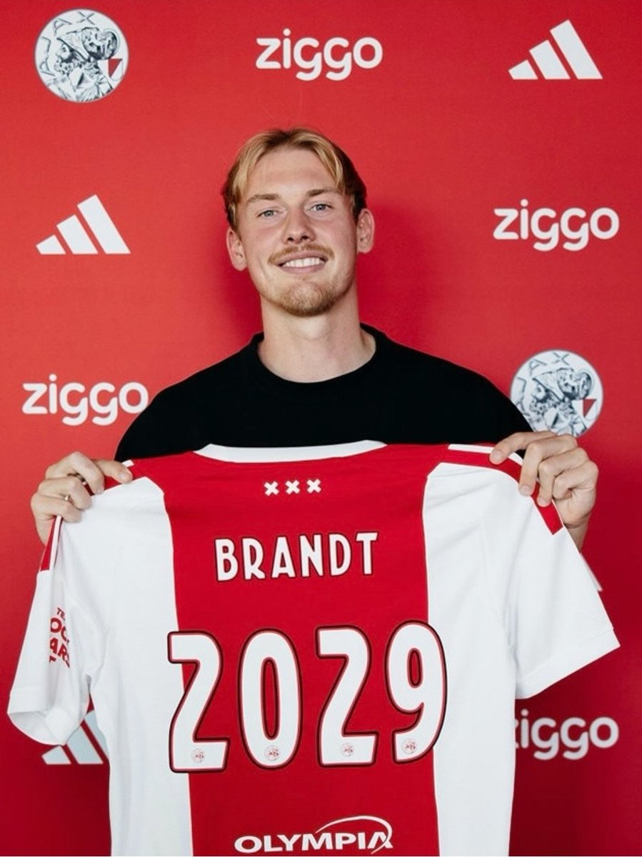 TransferNewsCen's tweet photo. OFFICIAL: Ajax have signed former Borussia Dortmund midfielder Julian Brandt on a three-year contract. https://t.co/vrY8agwIDj