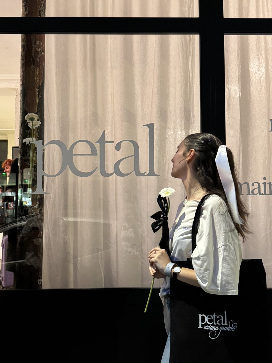 bubblygws's tweet photo. petal release party 🤍 dream dream dream https://t.co/U5KKUvIeqq