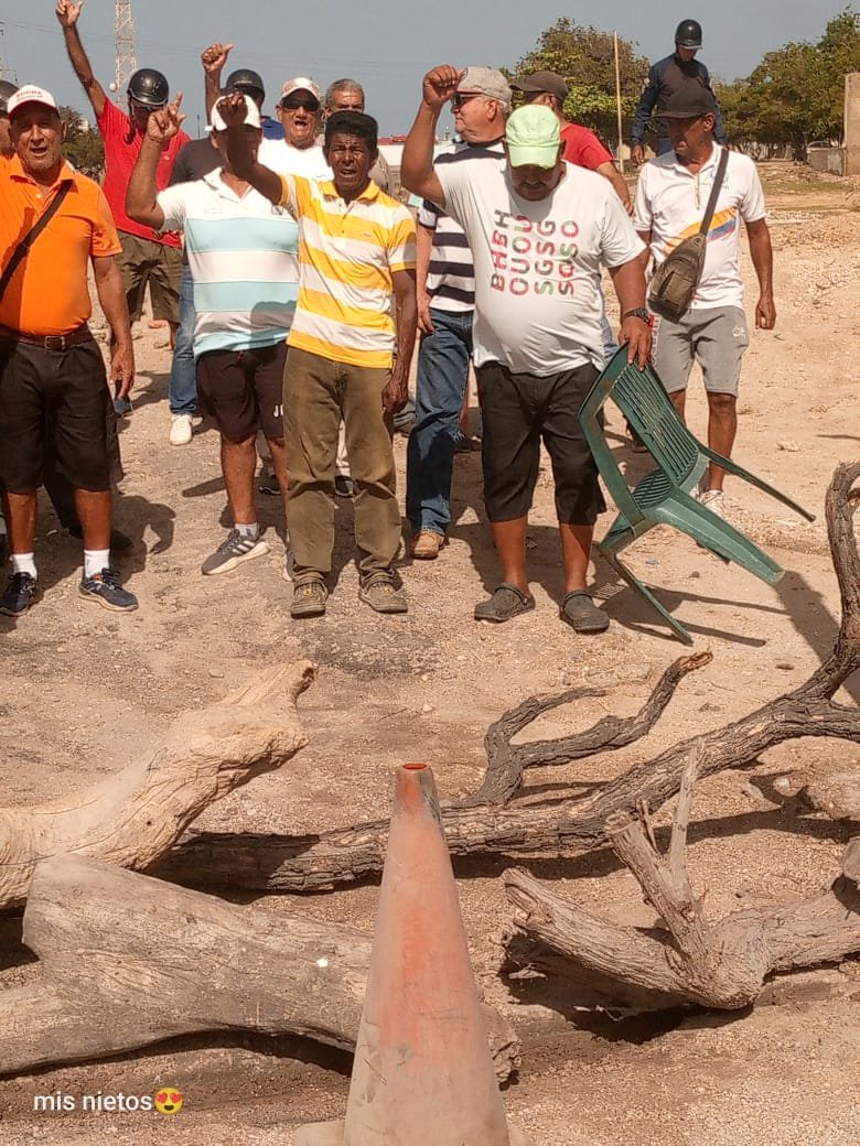 _Provea's tweet photo. Trabajadores jubilados de las Salinas de Araya, en Sucre, cumplieron este jueves 148 días en huelga frente a los portones de la empresa.

Los jubilados exigen a la Gobernadora de la entidad y presidenta de Corposucre Yohana Carrillo Malavé, el pago de las deudas pendientes.

Denuncian que Carrillo Malavé desconoció el acuerdo de homologación salarial y no ha cancelado el 5% correspondiente al "Aporte Social" acordado para los jubilados de Araya.