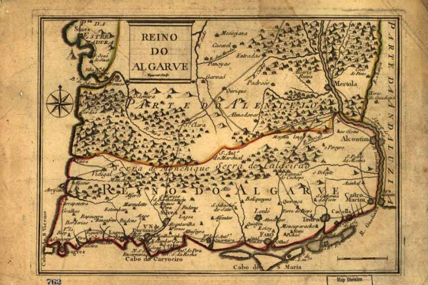 Nuno_Nabais_'s tweet photo. O Reino dos Algarves... a Terra do Poente Que Portugal Anexou ao Próprio Título Real

Durante mais de sete séculos, os reis de Portugal assinaram os seus documentos oficiais com um título que hoje soa estranho aos ouvidos modernos, Rei de Portugal e dos Algarves, no plural. Não foi um erro de gramática que ficou por corrigir. Foi a memória escrita de um império que se estendeu, literalmente, de um lado ao outro do Oceano Atlântico e do Estreito de Gibraltar.

O nome Algarve deriva do árabe al-Gharb, "o ocidente" ou "o poente", com a partícula "al" a funcionar como artigo definido, à semelhança de tantos outros topónimos ibéricos de origem árabe. A designação fazia sentido geográfico dentro do mundo islâmico medieval, esta região situava-se no extremo ocidental do al-Andalus, a faixa da Península Ibérica sob domínio muçulmano desde a invasão de 711. O mesmo nome, e a mesma lógica, aplicava-se do outro lado do Estreito, às regiões do extremo ocidental do Magrebe, no Norte de África, integradas no mundo islâmico ainda mais cedo, a partir do século VII.

A reconquista cristã do Algarve não foi um processo único e definitivo. Em 1189, D. Sancho I, com o apoio de uma frota de cruzados que rumava à Terra Santa, entre eles contingentes dinamarqueses e frísios, conquistou Silves e adotou o título de rei do Algarve. A vitória durou pouco, dois anos depois, em 1191, as forças almóadas retomaram a cidade. Só em 1249, sessenta anos mais tarde, D. Afonso III completaria a reconquista de forma definitiva, ao conquistar Faro, a última praça-forte islâmica em território português. Foi então que o título ganhou a forma que manteria durante mais de dois séculos, Rei de Portugal e do Algarve, no singular.

A conquista quase provocou uma guerra aberta com Castela, que também reclamava direitos sobre a região. A disputa só ficou resolvida em 1267, com o Tratado de Badajoz, através do qual Afonso X de Castela cedeu formalmente os seus direitos sobre o Algarve, fixando a fronteira no rio Guadiana, praticamente a mesma que separa hoje os dois países naquele troço. O acordo foi selado, como era costume da época, com um casamento, D. Afonso III desposou D. Beatriz, filha ilegítima do próprio rei castelhano.

O título voltaria a mudar dois séculos mais tarde, e desta vez a mudança não foi geográfica dentro da Península, foi transatlântica, ou melhor, transmediterrânica. Depois da conquista de Ceuta em 1415, e mais tarde de Arzila, Tânger e Larache, no Norte de África, Portugal passou a controlar território que, na lógica árabe original, também pertencia ao seu próprio Gharb al-Maghreb. Em 1471, D. Afonso V oficializou a mudança para o plural, Rei de Portugal e dos Algarves, distinguindo o Algarve d'Aquém-Mar, o território europeu, do Algarve d'Além-Mar, as praças portuguesas no Norte de África. O título nunca correspondeu a qualquer autonomia política real, o Algarve não teve cortes próprias nem legislação separada, mas funcionava como um instrumento de prestígio dinástico, uma forma de a coroa portuguesa se apresentar perante as outras casas reais europeias com um território que, no papel, incluía dois continentes.

A Igreja seguiu, com o seu próprio ritmo, a mesma lógica de deslocação para a costa. A diocese do Algarve, restaurada em Silves em 1189 pelo próprio Sancho I, começou a perder relevância à medida que o rio Arade assoreava e a cidade entrava em decadência económica. Em 1538, o bispo D. Manuel de Sousa pediu formalmente a transferência da sé para Faro, cidade litoral em franco crescimento. O Papa Paulo III autorizou o pedido logo no ano seguinte, mas o processo, por razões que a documentação da própria diocese descreve como polémicas, arrastou-se durante quase quatro décadas. A mudança só se consumou a 30 de março de 1577, sob o episcopado de D. Jerónimo Osório, humanista e teólogo de renome. Faro é, desde então, a sede da diocese algarvia.

O estatuto plural do Algarve teve ainda um último e surpreendente capítulo, já no século XIX. Com a fuga da família real portuguesa para o Rio de Janeiro em 1807, para escapar às invasões napoleónicas, o Brasil viu o seu estatuto formalmente elevado. Em 1815, o país passou a chamar-se oficialmente Reino Unido de Portugal, Brasil e Algarves, colocando a antiga província do sul, pelo menos no nome oficial do Estado, ao mesmo nível protocolar do Brasil e de Portugal continental. O título, e o próprio Reino Unido, terminariam com a independência do Brasil em 1822, e a designação "dos Algarves" seria formalmente extinta apenas com a implantação da República, em 1910.

P.S. Fica uma última ironia, das que a História parece deixar cair de propósito. Portugal, o país que construiu e ainda hoje habita o Algarve verdadeiro, praias, serra e cidadelas incluídas, não tem, desde 1910, qualquer monarca com autoridade formal para lhe chamar seu. Espanha, que nunca teve soberania sobre uma única praia a sul do Guadiana, continua a ter, escrito na própria Constituição, um rei que, tecnicamente, ainda pode. Al-Gharb significava, para os árabes que lhe deram nome, simplesmente o ocidente. Oitocentos anos depois, o verdadeiro ocidente do título parece ter-se mudado de casa, e ficou, por pura ironia geográfica, um pouco mais perto de Madrid do que de Faro.

Nuno Nabais Freire
