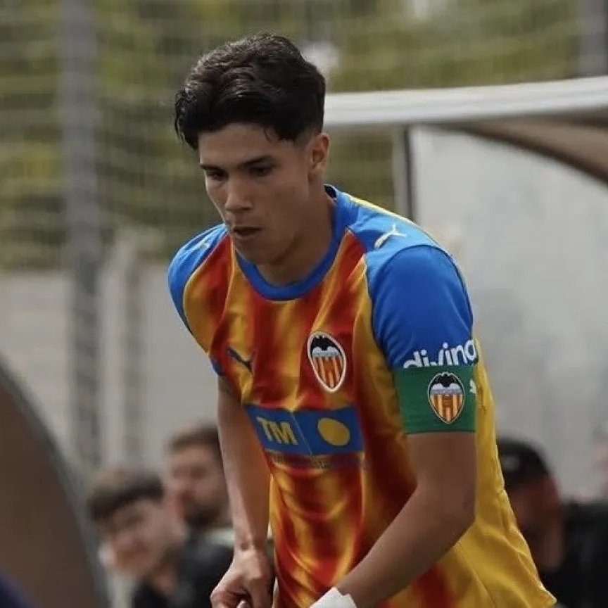 theMadridZone's tweet photo. 🚨 JUST IN: Real Madrid have just signed 17yo LB Hugo Giner, one of the BIGGEST TALENTS in Valencia's academy. @COPE https://t.co/LIpDRabEiZ