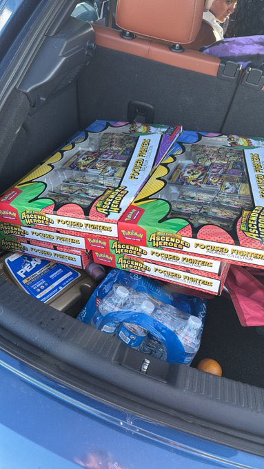 astro_degens's tweet photo. Absolutely got extremely lucky with my first box of 6 out of the Pokémon Focused Fighters collection 🥹

so I’m giving away one of my sealed boxes to 10 lucky winners!

Just follow, like, RT &amp; reply for your chance to win. Good luck, Trainers!🍀 https://t.co/B2eo8lZ9Nz