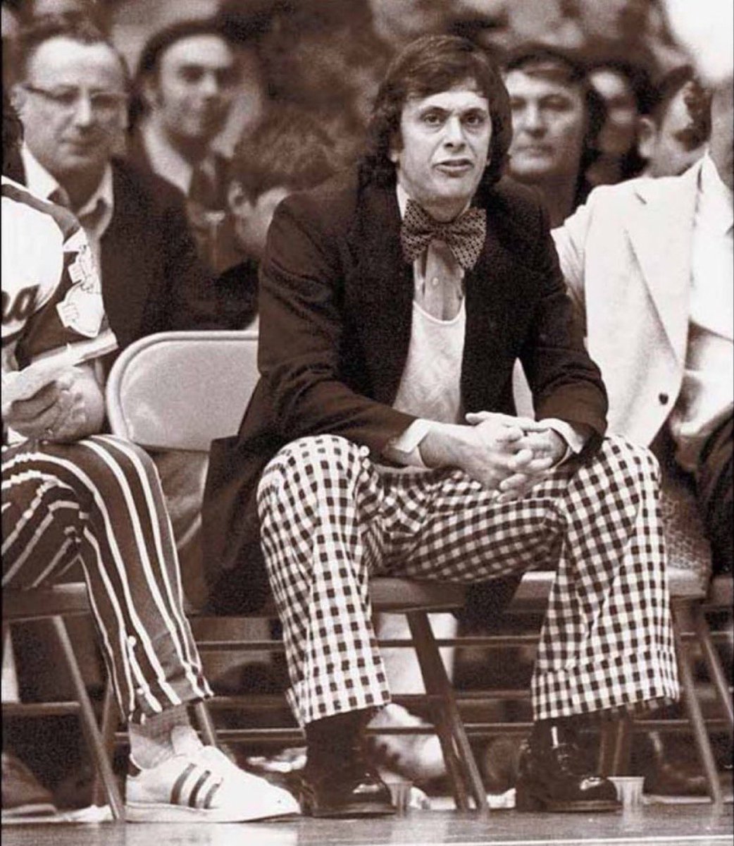 Super70sSports's tweet photo. Larry Brown racked up eight technical fouls in 1976 for squirting referees in the face with his giant clown bow tie. https://t.co/vnSfb3h2xt