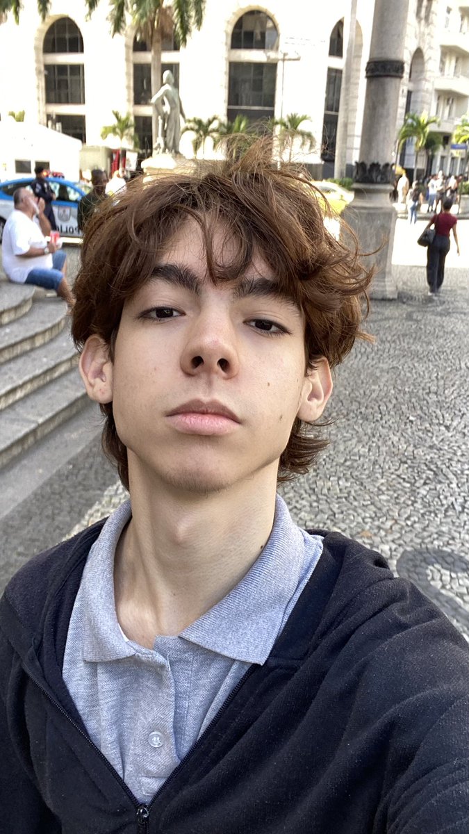 bielchelli's tweet photo. quase um crime pegar no telefone na frente da cinelandia, mas tava xuxuzinho https://t.co/ww6Eh3hJXm