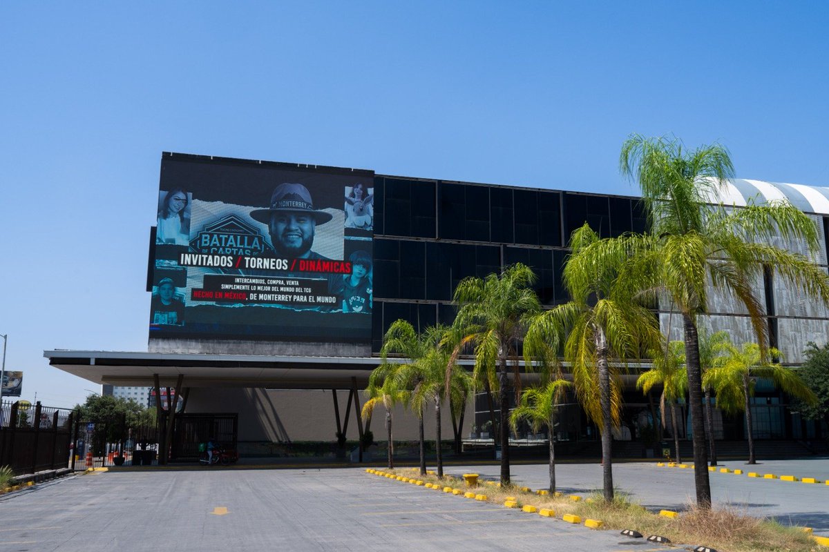 BatallaDeCartas's tweet photo. ¡MIRA HACIA ARRIBA! 🔥 ¡BATALLA DE CARTAS YA SE SIENTE EN CINTERMEX! 🏢🃏

​Si pasas por afuera de Cintermex, ¡ya nos puedes ver en la pantalla gigante! Ver nuestro anuncio brillando en la fachada del recinto más importante del norte del país nos llena de emoción, porque sabemos que se viene algo monumental.

​Un evento de esta escala no podía hacerse en ningún otro sitio: los esperamos en Cintermex, el único recinto con la infraestructura y capacidad para albergar una experiencia TCG de esta magnitud. 🏛️✨

​Como anunciamos anteriormente, gracias al gran patrocinio de TCG Trading Show, habilitaremos nuevos espacios distribuidos en dos áreas completamente nuevas.

​📍 Los próximos días les estaremos compartiendo el mapa actualizado del evento, el cual suma un total de ¡1,800 metros cuadrados de puro TCG! 🏛️✨ 

​¿Algún otro evento de TCG o Trading Show en la región ofrece un área de este tamaño? 😉
​La comunidad se merece un evento grande, cómodo y al mejor nivel. 

​Prepárate para vivir dos días llenos de torneos competitivos, zona de trading, expositores con el mejor producto sellado, conferencias y la mejor convivencia con la comunidad.

  ⚔️Batalla de Cartas 2026
 📅Sábado 29 y Domingo 30 de agosto de 2026
 🏛️Cintermex – Monterrey, Nuevo León 
🎟️Adquiere tus boletos: https://t.co/0uhAqC9VSO 

​Ven a disfrutar del mejor TCG Trading Show del año. Guarda la fecha, alista tus carpetas y prepárate para la batalla.

 ¡Nos vemos muy pronto! 🚀
. 
. 

​#BatallaDeCartas #TCGTradingShow #Cintermex #Monterrey #PokemonTCG #MagicTheGathering #YuGiOh #OnePieceTCG #Coleccionistas #NuevoLeonq