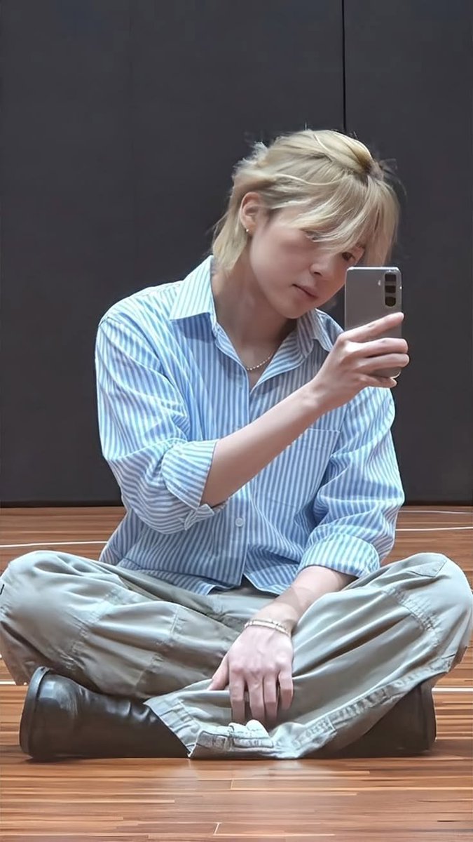 yh0pee's tweet photo. Taehyung era um tiktoker que abordava pessoas aleatórias na rua perguntando sobre seu primeiro amor 

Ou

Onde jimin nao esperava que um homem desconhecido o abordasse na rua e o perguntasse sobre sua primeira paixão, trazendo varias memórias a tona https://t.co/pKCCmRR6Jm