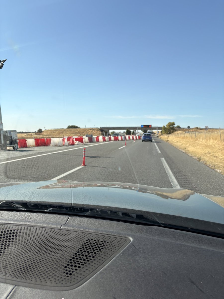 VeroLinda2021's tweet photo. Oscar Puente profesional de idealista preocupado de los áticos de Madrid y tuiteando todo… pero de su trabajo no, hoy la A6 cortada en un tramo importante xq no hay mejor fecha para obras q a día 31. q gran planificación! #atascos https://t.co/E3RUdbslVt