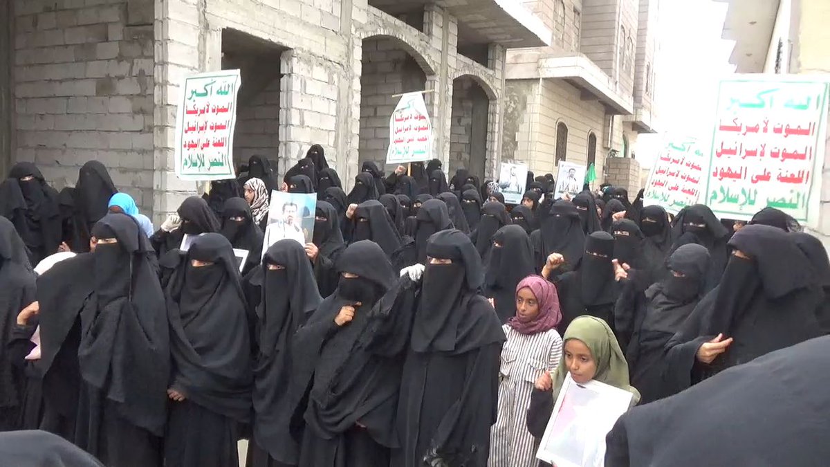 Taizgio11's tweet photo. وقفة نسائية بتعز تأييداً لمعادلة الحصار بالحصار

💢 مكتـب الإعــلام م/تعـــز

الجمعة، 17 صفر 1448هـ
الموافق، 31 يوليو 2026م

نظّمت الهيئة النسائية بمحافظة تعز، اليوم، وقفةً تأييداً ومباركةً لاستمرار القوات المسلحة في فرض معادلة "الحصار بالحصار والتصعيد بالتصعيد"، وتنديداً بالعدوان الأمريكي السعودي الذي استهدف العراق. 

وأعربت المشاركات في الوقفة عن تأييدهن المطلق للقيادة الثورية والقوات المسلحة اليمنية في خيار مواجهة الحصار بالحصار، رداً على جرائم النظام السعودي وسياساته العدوانية بحق الشعب اليمني والمنطقة.

وأكدن تضامنهن الكامل مع شعوب العراق وفلسطين ولبنان والجمهورية الإسلامية الإيرانية، مشيرات إلى أن الاعتداءات التي تطال شعوب الأمة تأتي في إطار مخطّط أمريكي - صهيوني يستهدف أمنها واستقرارها ومقدراتها. 

ولفتن إلى أن استمرار الحصار على الشعب اليمني والعدوان على العراق يجسّد نهجاً عدوانياً يخدم المشاريع التآمرية الصهيونية. 

وثمّن بيان صادر عن الوقفة العمليات النوعية للقوات المسلحة والضربات الدقيقة التي استهدفت المنشآت الحيوية والسفن المخالفة لقرار حظر الملاحة البحرية على العدو السعودي، مؤكداً أن هذه العمليات تعزّز معادلات الردع وتُسهم في كسر الحصار وحماية السيادة الوطنية اليمنية. 

واستنكر البيان بأشد العبارات العدوان السعودي - الأمريكي على الشعب العراقي ومؤسسته الأمنية، مجدداً ثبات الموقف اليمني تجاه القضية الفلسطينية والتمسّك بمعادلة "وحدة الساحات"، ورفض أي محاولات لاستهداف جبهة من جبهات محور المقاومة، ومواصلة دعم الشعب الفلسطيني حتى تحقيق النصر. 

وجددت حرائر محافظة تعز العهد بمواصلة الأنشطة الثقافية والتوعوية، وترسيخ الهوية الإيمانية وتعزيز الصمود الشعبي، مؤكّدات الاستعداد للإسهام الفاعل في التعبئة العامة عبر رفد الجبهات بالمال وقوافل الدعم والإسناد حتى كسر الحصار وتحقيق النصر المباشر.

🔵 تويتر :

https://t.co/41YIE4PAcP

🟦 تليجرام :

https://t.co/B7v4P94TVm

https://t.co/Fw7pJTBsXb