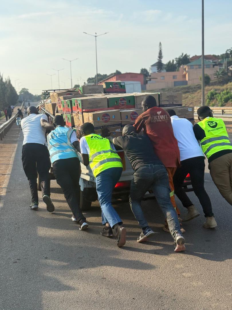 moses_nasa's tweet photo. This small pickup was transporting paint. It got stack in the middle of the way on the bypass. When reached it I challenged the young driver to park it at the side so that evening traffic is not disrupted on the busy road. He humbly requested us to help push him to the side and I called my boys and we gave a helping hand. We left him happy and abit relieved.