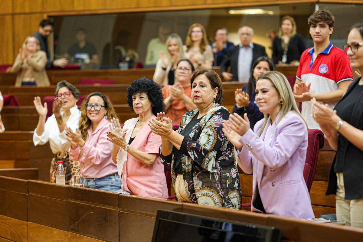esperanza_py's tweet photo. Hoy rendimos homenaje a Serafina Dávalos en el conversatorio «Mujeres, política y humanismo», un espacio para reafirmar nuestro compromiso con la construcción de un Paraguay más justo.

Cerramos esta jornada con la conmovedora obra «¿Dónde está Serafina?», de Agustín Núñez, magistralmente interpretada por Gustavo Ilutovich.

¿Dónde está Serafina hoy? Está en cada mujer que resiste, que cuestiona las injusticias y que ocupa espacios de decisión para transformar nuestra realidad.

Su legado no pertenece solamente a la historia: es una fuerza viva que continúa inspirando y guiando nuestras luchas cotidianas.