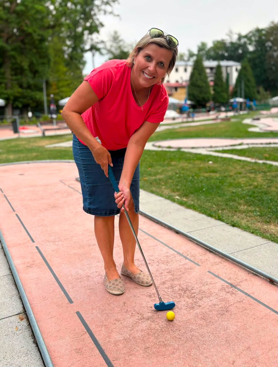 Posledniskaut's tweet photo. Jana vyrazila na minigolf a předvedla revoluční variantu hry nazvanou "hraju od jamky". 😆 https://t.co/DBEnMNd9GG