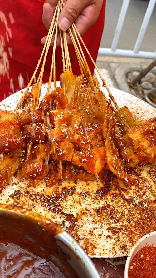 khjf789's tweet photo. 下班路过老巷的炸串摊，刷满秘料的鱼豆腐外酥里嫩，啃完一串连指尖都要嘬干净 https://t.co/bR8YhXhSw0