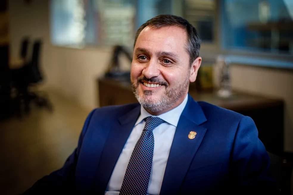 Economesteter's tweet photo. 🚨 André Mendonça apura se o diretor-geral da PF obstruiu a Justiça no caso do INSS que atinge Lulinha

Segundo Andreza Matais, do Metrópoles, a PF resiste há mais de um mês a entregar todos os documentos brutos da investigação ao ministro.

Andrei Rodrigues manteve a recusa e levou o conflito para a AGU.

Depoimentos teriam ficado fora dos autos e a crise já envolve STF, PF, AGU, PGR e o Palácio do Planalto! 👇🏼