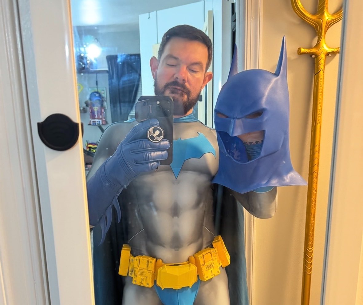 GayComicGeek's tweet photo. Getting this cowl to slip over my head, well it is not easy! https://t.co/2ppzptzGdR