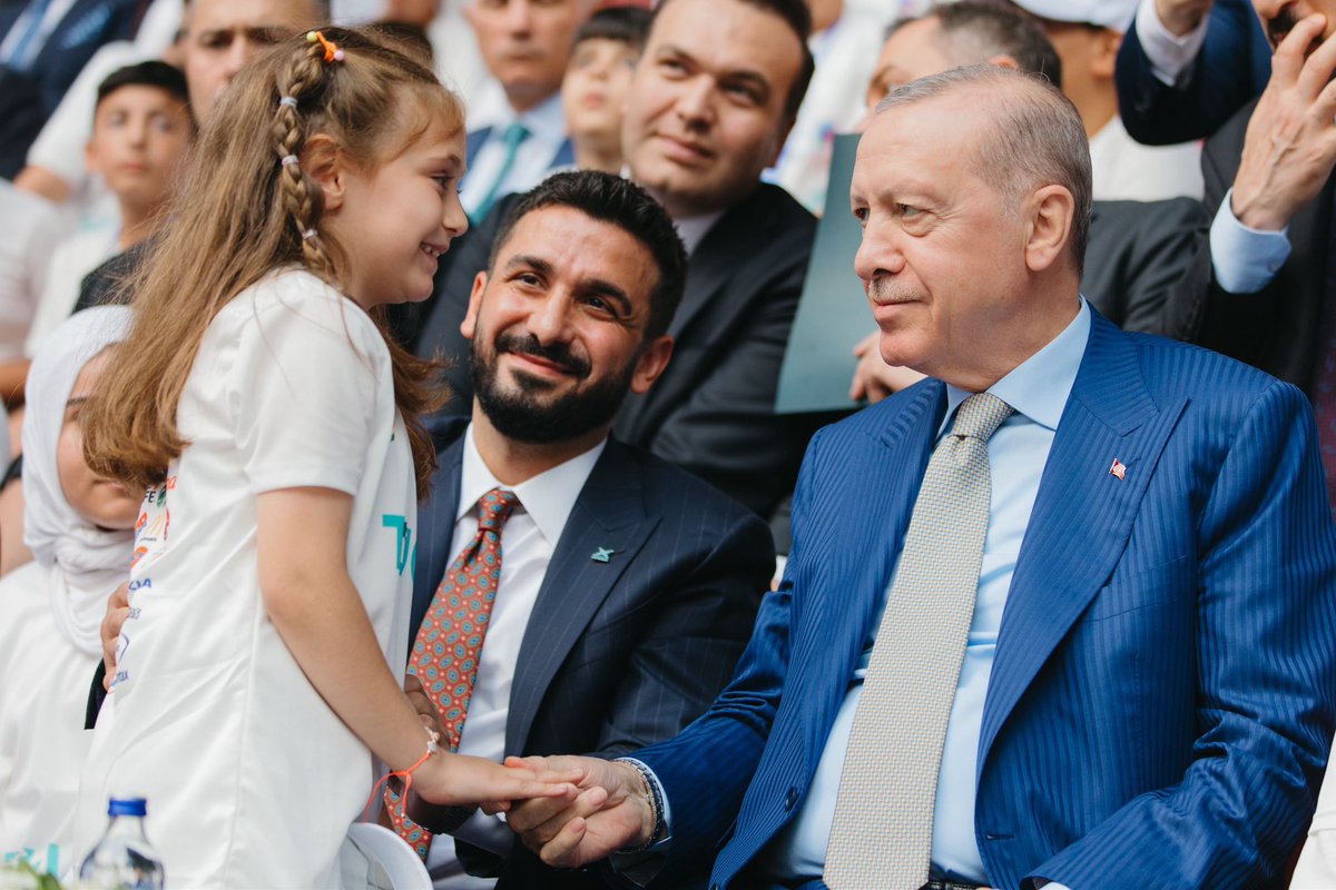 abdullahozdemir's tweet photo. Genel Başkanımız, Cumhurbaşkanımız Sayın @RTErdogan’ın teşrifleriyle gerçekleştirilen TÜGVA Yaz Okulları Final Programı’na katıldık.

Geleceğimizin teminatı gençlerimizin heyecanına ortak olduğumuz bu anlamlı buluşmada, milli ve manevi değerlerle yetişen güçlü nesillerin ülkemizin yarınlarına umut olduğunu bir kez daha gördük.

Bu güzel buluşmaya emek veren TÜGVA ailesine ve Genel Başkan Sayın @ibrahim_besinci ’ye teşekkür ediyorum.