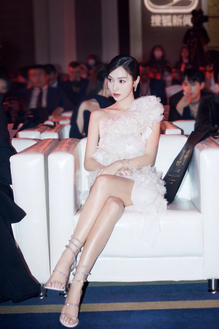 Syjlogy's tweet photo. Ohh to have these pretty legs as a necklace around your neck https://t.co/57DoSGLbgw