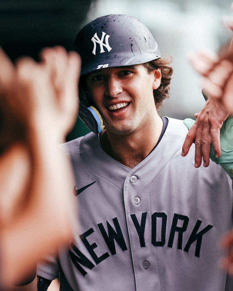 Yankees's tweet photo. Friday Feelin’ 🙌

#RepBX https://t.co/Lz8azbpSV8