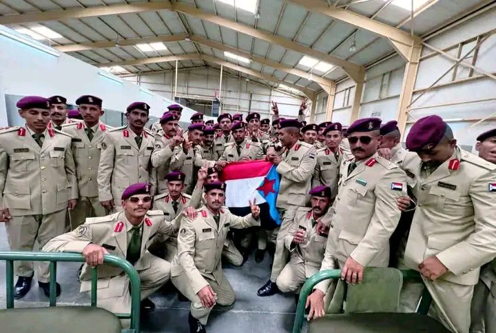GJPaDcox3cL0ZLy's tweet photo. الفرق بين الحليف الصادق 🇦🇪والحليف الغاد...🇸🇦
الصورة الأولى في كلية زايد الثاني ارسلت الامارات دفع من خريجين الكلية بعد التأهيل والتدريب 
والصوره الثانيه في حضرموت جنود القوات المسلحة الجنوبية ارسلتهم السعوديه جثث إلى ردفان والجنوب https://t.co/eiCqPGxF6A