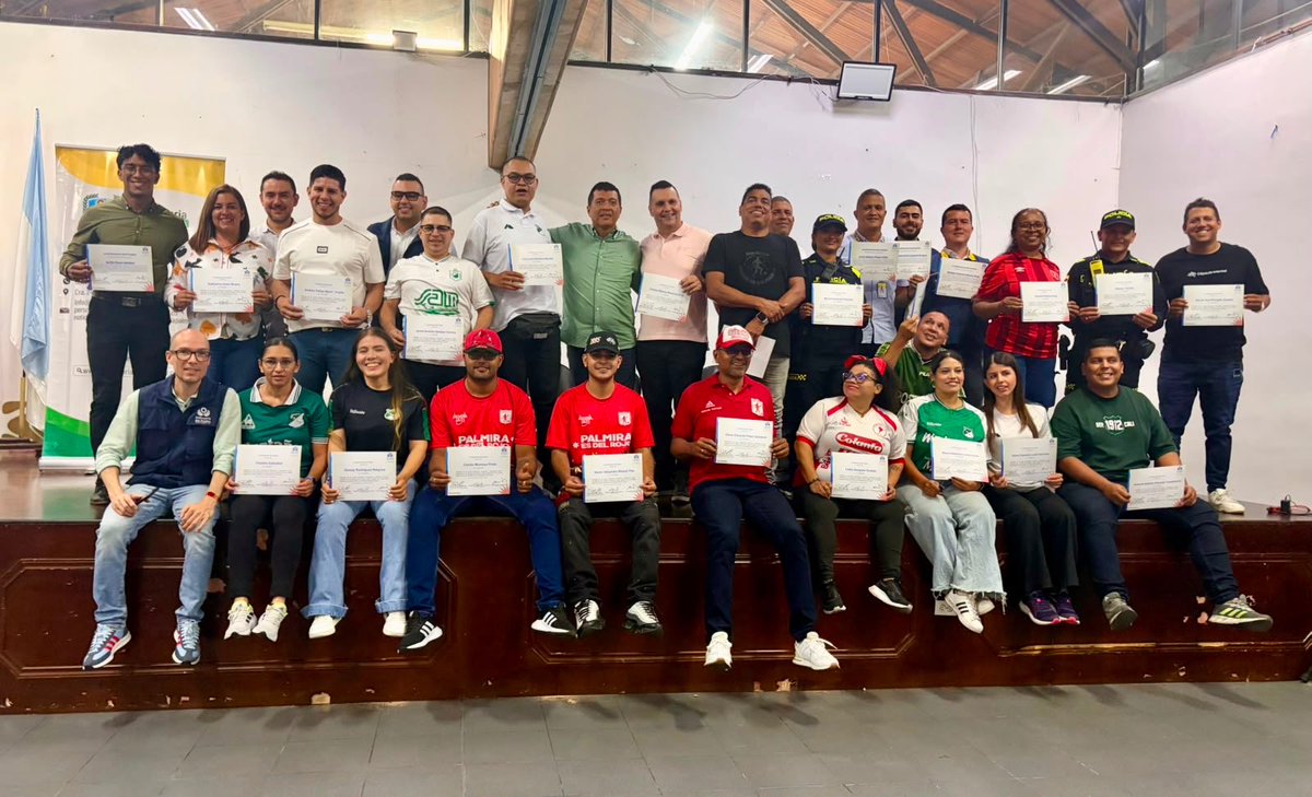 DefensoriaCol's tweet photo. 17 integrantes de colectivos, barras y aficiones del Deportivo Cali, América de Cali y Atlético Nacional, junto con funcionarias y funcionarios de la Personería de Palmira y de la Policía Valle, culminaron su proceso de formación en derechos humanos. ⚽💪🏼

Es el decimocuarto proceso que lideramos desde la Defensoría de la Afición y el primero construido junto con la Personería Municipal de Palmira, la Dirección de Gestión del Riesgo, el Instituto Municipal de Deporte y Recreación (IMDER) y la Policía Valle.

El cierre consistió en una conversación sobre las trayectorias de vida de las y los aficionados, los desafíos que enfrenta el fútbol y el papel de los derechos humanos en la transformación de la manera en que habitamos las tribunas. Cuando las instituciones escuchan y las aficiones participan, el fútbol deja de ser solo un espectáculo: también se convierte en un escenario para construir confianza, convivencia y #BuenFuturo.