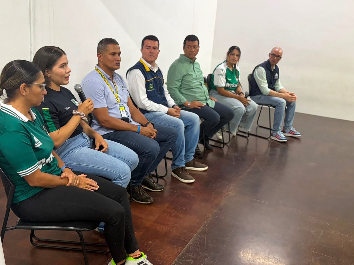 DefensoriaCol's tweet photo. 17 integrantes de colectivos, barras y aficiones del Deportivo Cali, América de Cali y Atlético Nacional, junto con funcionarias y funcionarios de la Personería de Palmira y de la Policía Valle, culminaron su proceso de formación en derechos humanos. ⚽💪🏼

Es el decimocuarto proceso que lideramos desde la Defensoría de la Afición y el primero construido junto con la Personería Municipal de Palmira, la Dirección de Gestión del Riesgo, el Instituto Municipal de Deporte y Recreación (IMDER) y la Policía Valle.

El cierre consistió en una conversación sobre las trayectorias de vida de las y los aficionados, los desafíos que enfrenta el fútbol y el papel de los derechos humanos en la transformación de la manera en que habitamos las tribunas. Cuando las instituciones escuchan y las aficiones participan, el fútbol deja de ser solo un espectáculo: también se convierte en un escenario para construir confianza, convivencia y #BuenFuturo.