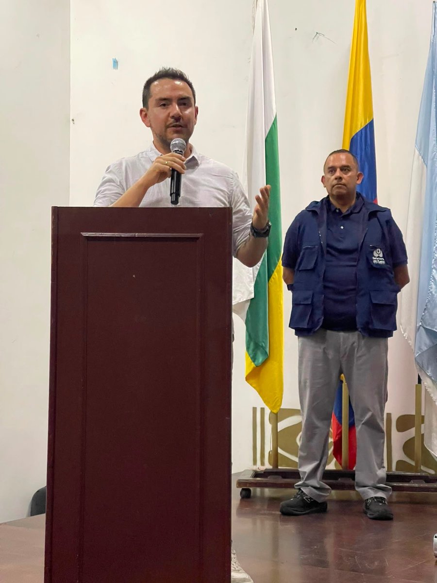DefensoriaCol's tweet photo. 17 integrantes de colectivos, barras y aficiones del Deportivo Cali, América de Cali y Atlético Nacional, junto con funcionarias y funcionarios de la Personería de Palmira y de la Policía Valle, culminaron su proceso de formación en derechos humanos. ⚽💪🏼

Es el decimocuarto proceso que lideramos desde la Defensoría de la Afición y el primero construido junto con la Personería Municipal de Palmira, la Dirección de Gestión del Riesgo, el Instituto Municipal de Deporte y Recreación (IMDER) y la Policía Valle.

El cierre consistió en una conversación sobre las trayectorias de vida de las y los aficionados, los desafíos que enfrenta el fútbol y el papel de los derechos humanos en la transformación de la manera en que habitamos las tribunas. Cuando las instituciones escuchan y las aficiones participan, el fútbol deja de ser solo un espectáculo: también se convierte en un escenario para construir confianza, convivencia y #BuenFuturo.