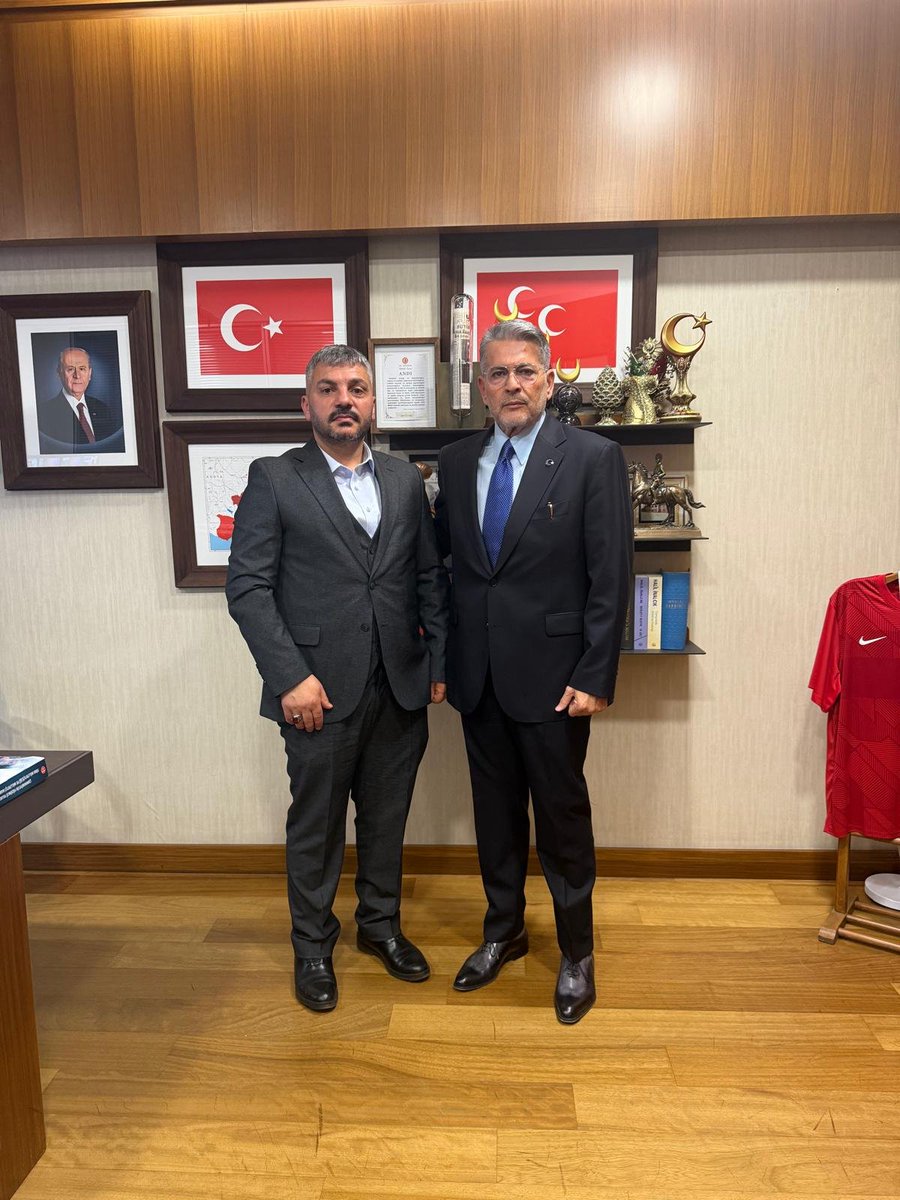 CirakStajFED's tweet photo. MHP'NİN İRADESİ ÖĞRENCİ AFFINI GEÇİRDİ; ŞİMDİ SIRA STAJ VE ÇIRAKLIKTA!

@Akparti
@dbdevletbahceli
@MHP_Bilgi
@MhpTbmmGrubu 
@LeventUysalNEV
@erkanakcay45
@nevintaslicay
@PrfDrFilizKilic
@MKalayci42
@hlmdrgn
@abdurrahmanbask
@MuratCaner55

Milliyetçi Hareket Partisi olarak sunduğunuz, Öğrenci Affı Kanun Teklifi'nin yasalaşmasını büyük bir başarı "Verdiğimiz Kanun teklifimiz Meclis'ten geçti." diyorsunuz.

Demek ki istenildiğinde, siyasi irade ortaya konulduğunda kanun teklifleri yasalaşabiliyor.

O halde sizlerde  bir kez daha sesleniyoruz:

14-15 yaşında işletmelerde fiilen çalışan, üretime katkı sağlayan, iş kazaları geçiren, sakat kalan, hatta hayatını kaybeden stajyer ve çıraklar için  kanun teklifi istiyoruz.

Meslek liseli ve MESEM kapsamındaki öğrencilerin eğitim adı altında fiilen çalıştığını, iş yerlerinde emek verdiğini en iyi bilen Milliyetçi Hareket Partisi'dir, parti mensupları sizlersiniz.
Buna rağmen, staj ve çıraklık sigortasının emeklilik başlangıcı sayılması konusunda bugüne kadar somut bir adım atılmadı sizin vasıtanızla bu adımın atılmasını istiyoruz.

Madem ki verdiğiniz kanun teklifleri Meclis'ten geçiyor; o hâlde milyonlarca staj ve çıraklık sigortası mağdurunu ve bugün eğitim adı altında çalışan ve üreten meslek liseli, Mesem; öğrencilerini  kapsayacak bir kanun teklifini gecikmeden TBMM'ye sunun.

Artık sabır kalmadı:
40 yıllık geçmişin enkazı temizlenmeli, gelecek nesiller için adil ve güçlü sosyal güvenlik temelleri atılmalıdır. Beklediğimiz; söz değil, kanun teklifidir.

Stajyer&Çırak
#StajyerçırağıGörmeyenlerMaziOlacak