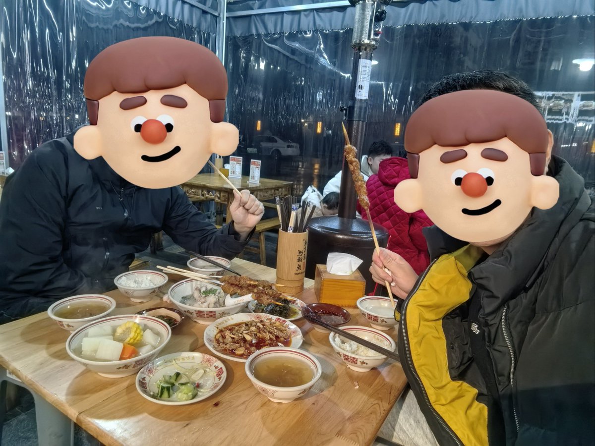 9YPywe2eeCTv3aI's tweet photo. 当年挤一张床抢零食的老伙计们，今日一聚还是秒变话痨，酒过三巡全是没长大的笑 https://t.co/3mLxNWw7mE