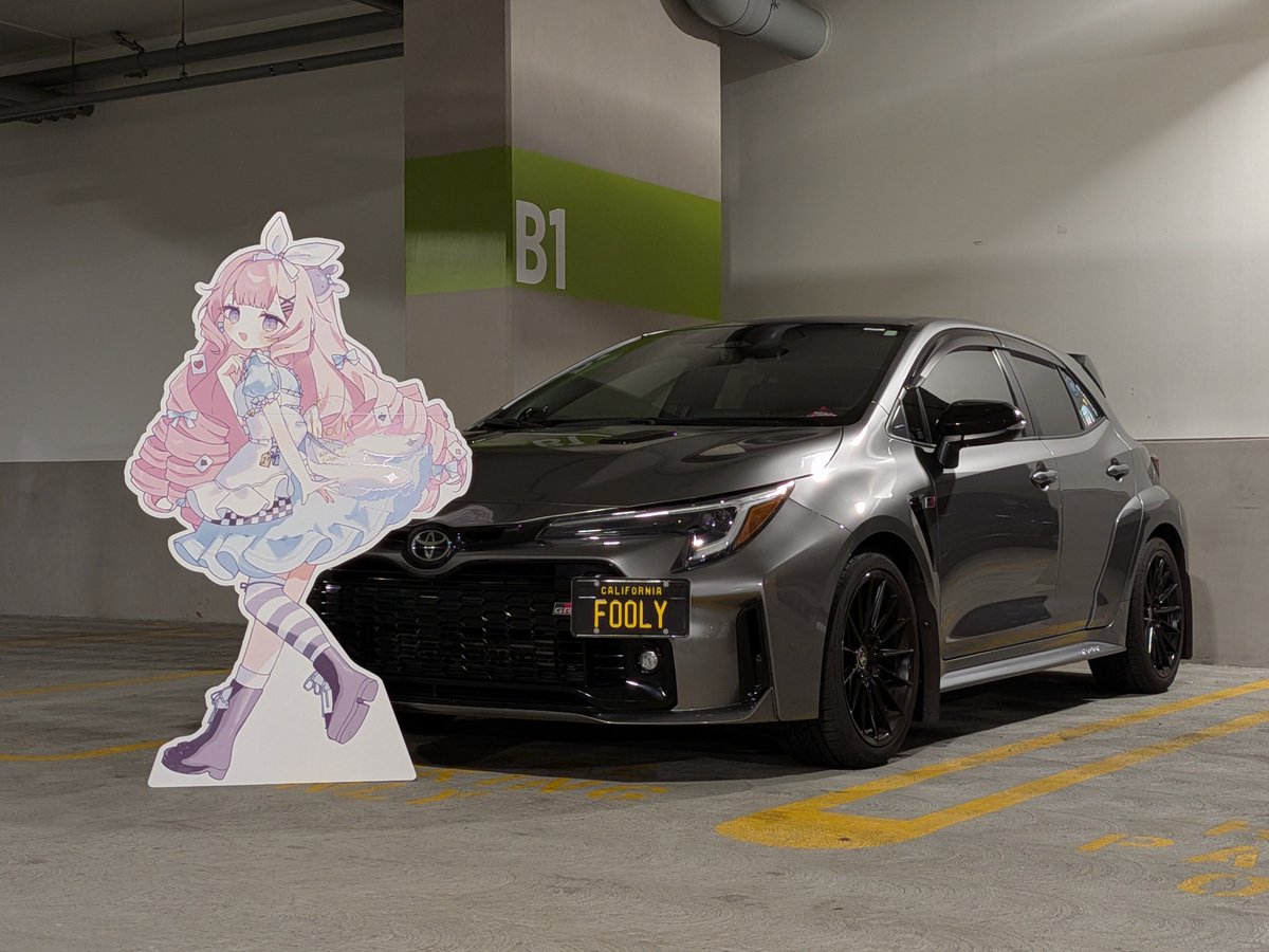 FoolyCooli's tweet photo. I forgot to post my meet and greet photo with @vtuber_mochi on here. She's such a sweetheart and I'm sorry I broke one of your m&g rules with the video from Kris that I showed you π https://t.co/h7f6ZkH1qp