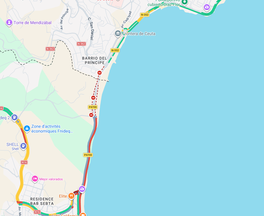 adrii22k's tweet photo. Puede que se venga una segunda 'invasión', la cantidad de móviles que están en la frontera de marruecos. #CeutaEsEspaña https://t.co/9amngQAW1g