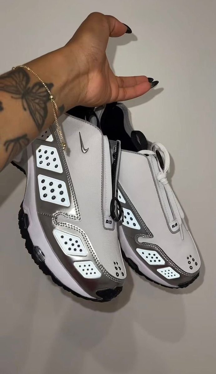 PositiveAuraB's tweet photo. every girl need a pair of these shoes stg 🔥😍 https://t.co/hYXqJYUO9F