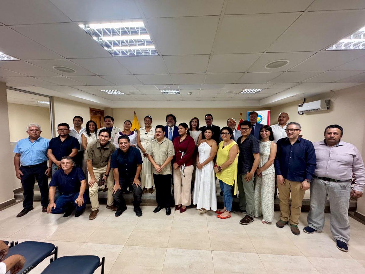 Caces_Ec's tweet photo. 📍Diego Pérez, consejero del #CACES, asistió al acto de apertura oficial de la sede Galápagos de la Universidad Central del Ecuador. Un paso que fortalece el acceso a una educación superior de calidad y amplía las oportunidades de formación en el archipiélago. https://t.co/SMnHnsyGnB