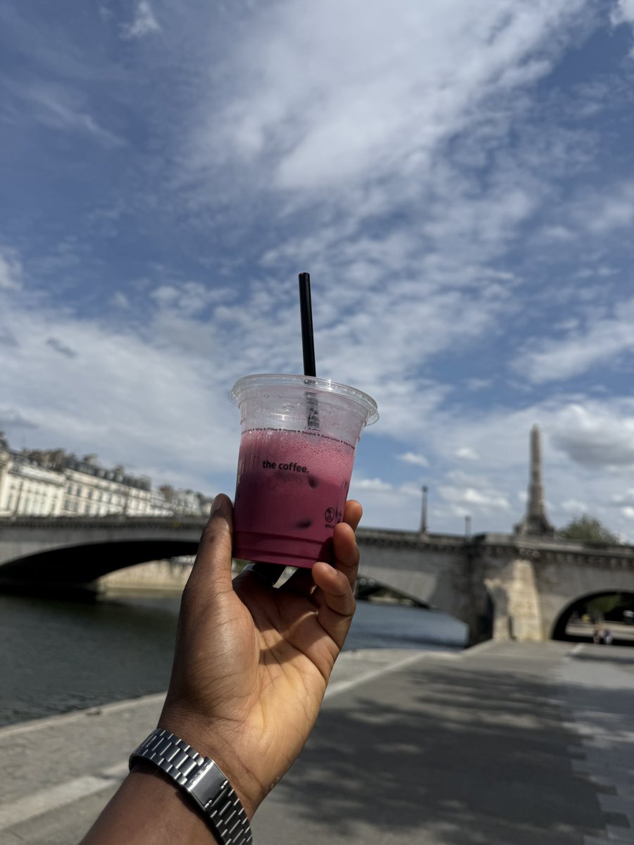 Perkinsjhavis's tweet photo. Took a walk by the Seine after work, ended up at Jardin des Plantes. Saw a queue, joined without asking why, 13 euros later I was in a zoo, the oldest zoo in Paris La Ménagerie. 10/10 unplanned decision 🦩 https://t.co/JTHZTUvrjk