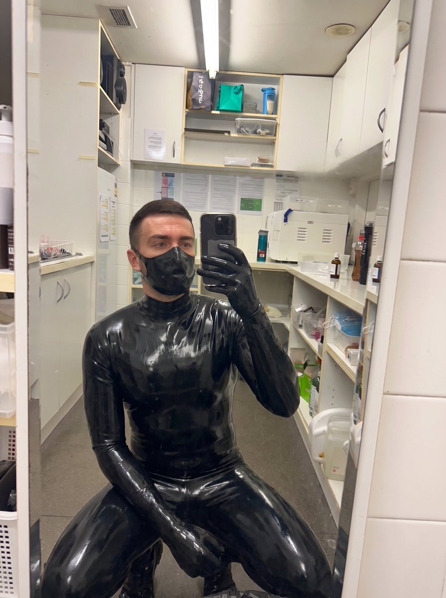 DQzaa83324's tweet photo. shiny at a workplace https://t.co/JoIKjO5RnY