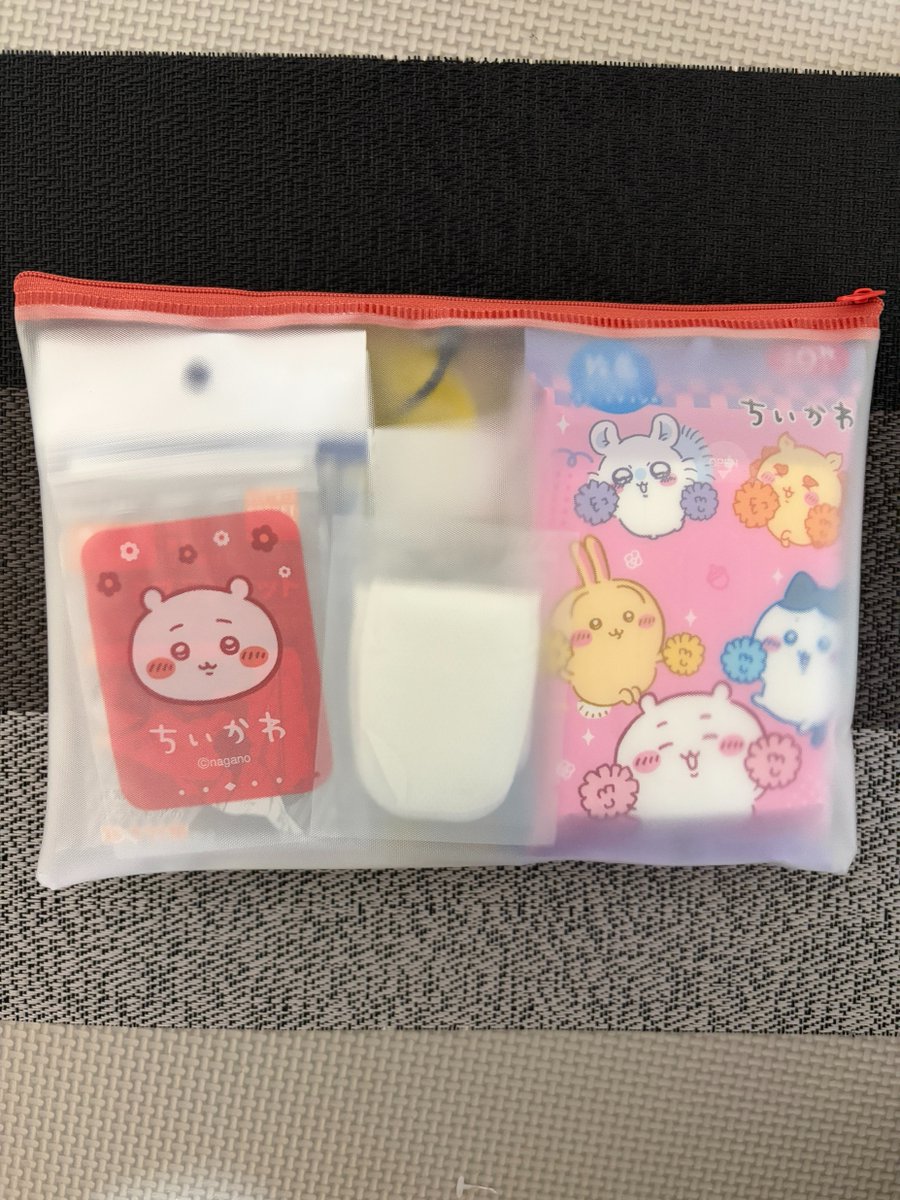 193fp's tweet photo. 私はセリアで買ったちいかわメインの持ち歩き防災ポーチを作っています。ひっくり返してもちいかわ。 https://t.co/Yosn7p7OKG
