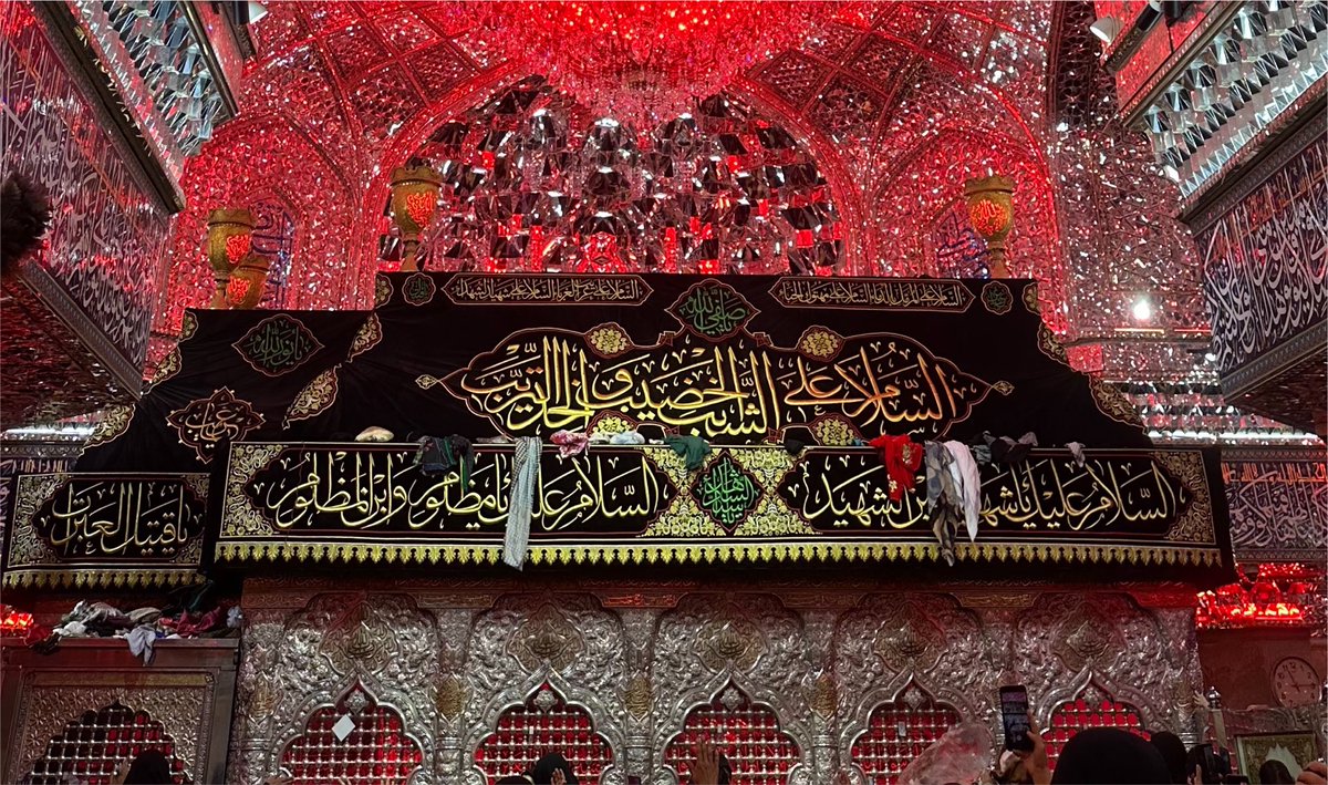 dlhax_'s tweet photo. وقف الزمانُ على ضَريحكَ سائلاً 
ما السرُ فيكَ كل يومٍ يخطرُ؟ 
والناس تبكي بالمجالس كُلما 
إسم الحُسين على المنابر يُذكرُ https://t.co/IsIxbcLZY4