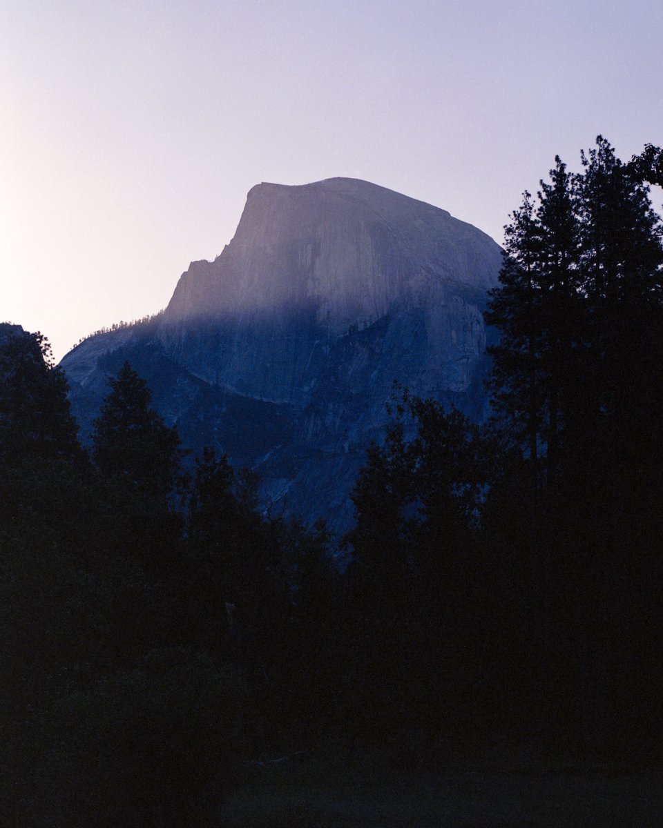 MrHolga's tweet photo. Somewhere in the early hours at @YosemiteNPS with my Pentax 645n and Kodak NC400 220 film (expired).
#filmphotography #yosemite #nationpark #halfdome #landscape #sunrise #mountain #trees #morning https://t.co/VltyvScgat