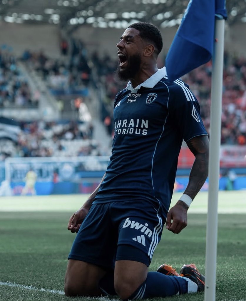 OfficialUSLecce's tweet photo. Il centravanti Willem Geubbels, di proprietà del Paris FC, domani alle ore 15:15 atterrerà all’aeroporto di Brindisi e successivamente si sottoporrà alle visite mediche.

📸 Paris FC https://t.co/Dn5XNXnbkt