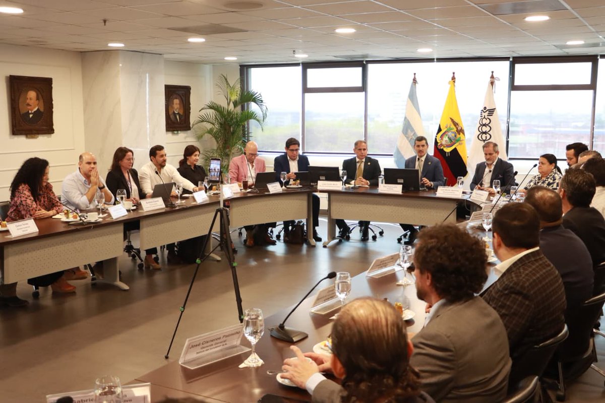 EcuadorMAE's tweet photo. 📍[ESPACIOS DE DIÁLOGO]

📌El ministro @JuanCarlos_Blum, junto al viceministro de Electricidad, Xavier Medina, participaron en la reunión del Directorio de @lacamaragye, espacio en el cual dialogaron con los miembros de este importante gremio sobre la planificación y las acciones del Gobierno Nacional en cuanto a la incorporación de energía y la ejecución de proyectos energéticos.

Además, trataron el tema sobre el apoyo del sector industrial para el fortalecimiento del sector eléctrico, a través de la implementación de procesos de autogeneración, esenciales para potenciar el servicio de electricidad para la ciudadanía.