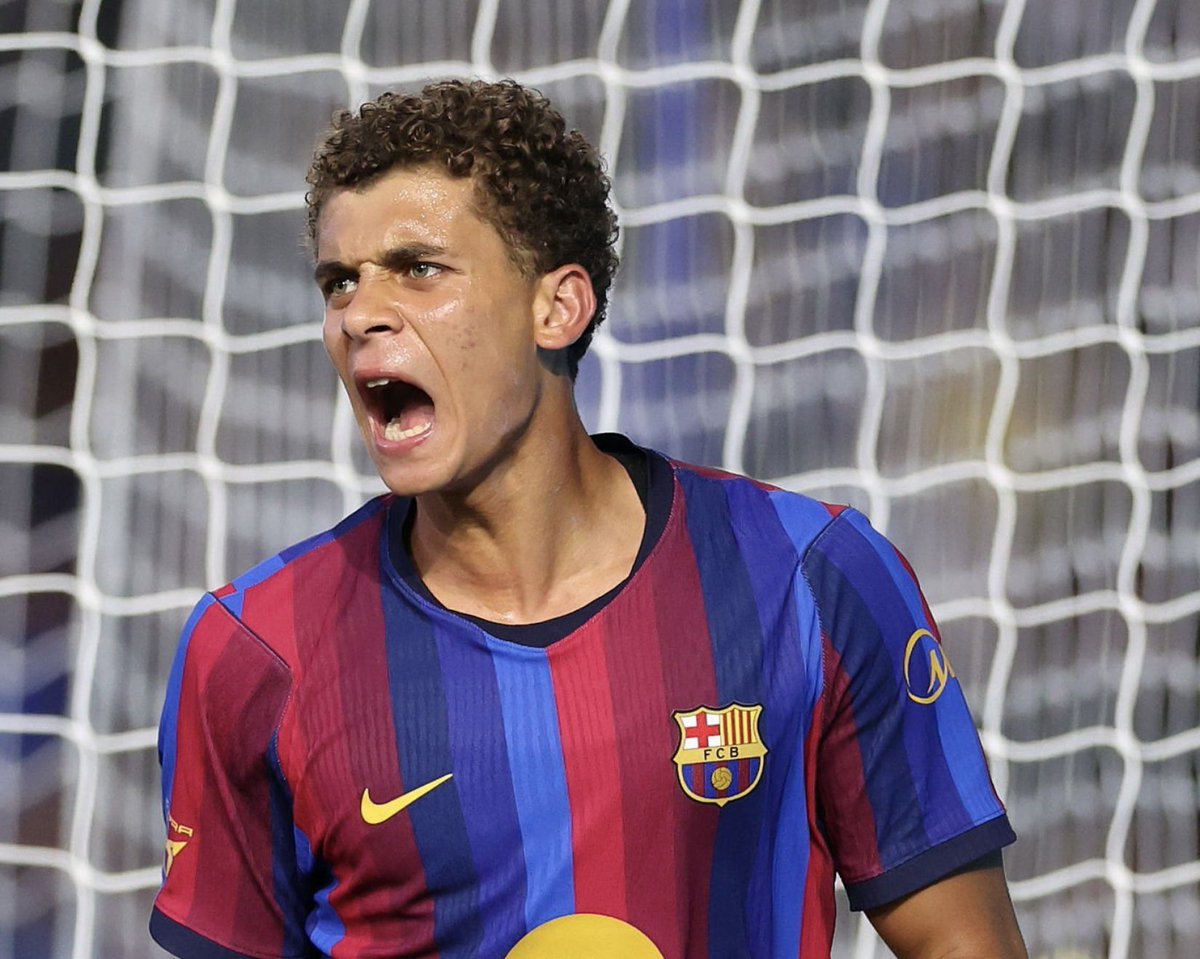 BarcaEye's tweet photo. حمزة عبدالكريم ضد بيرمينغهام 

اول شيء حاب اقوله ان الهدفين اللي سجلهم هو اقل شي عجبني اليوم ، اللي عجبني اكثر هي شخصيته في ارض الملعب و ثقته . اللاعب واثق وعارف وين يتحرك ووين يتواجد وواعي بتمركز الخصم بشكل جيد جداً 👏.

افضل لاعب اليوم طبق الضغط العالي وراح اكون كذاب لو قلت طريقته فالضغط ما تذكرني بهالاند ، ماني جالس اقارن ولكن انقضاضه على الخصم اللي يملك الكرة شيء مرعب ، وقوته البدنية شيء استثنائي تبارك الله .

تمركزة في هجمات الفريق كانت مثالية و اسفرت عن هدفين ، اللاعب يدل المرمى و بروفايله مختلف تماماً عن جميع المهاجمين اللي كانوا معنا في السنوات الماضية . كنا نفتقد هذا البروفايل وراح يفيدنا كثير ، واتوقع اليوم عرفنا ليه برشلونة اصر على اتمام الصفقة رغم التعقيدات من جانب الاهلي المصري .. 🔥