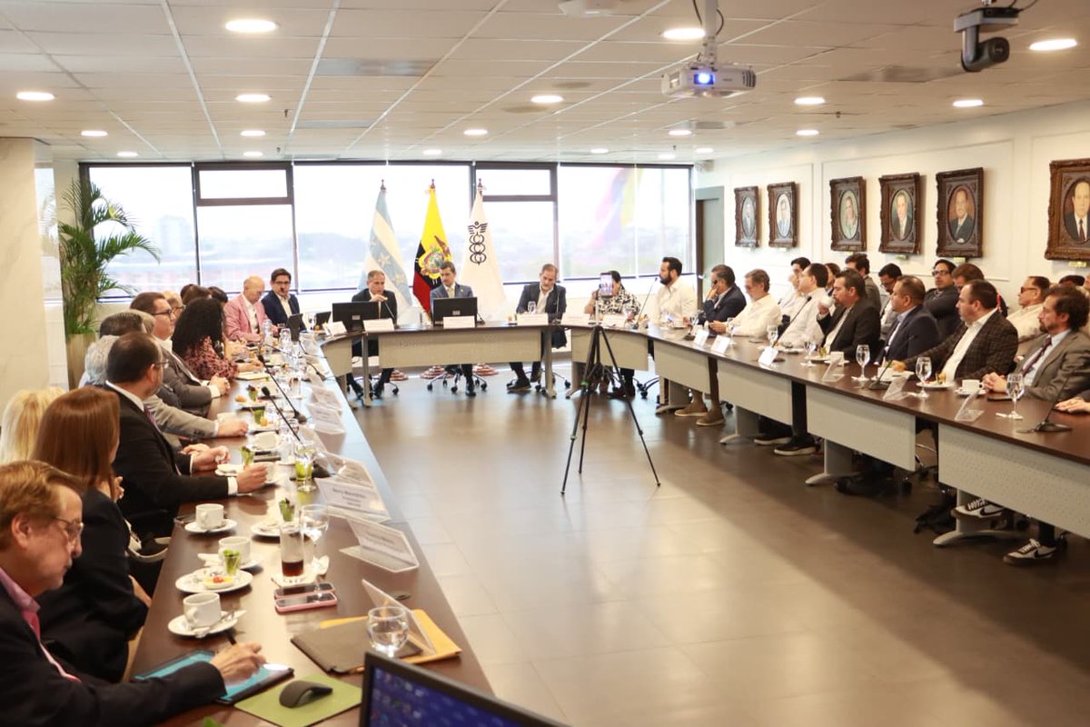 EcuadorMAE's tweet photo. 📍[ESPACIOS DE DIÁLOGO]

📌El ministro @JuanCarlos_Blum, junto al viceministro de Electricidad, Xavier Medina, participaron en la reunión del Directorio de @lacamaragye, espacio en el cual dialogaron con los miembros de este importante gremio sobre la planificación y las acciones del Gobierno Nacional en cuanto a la incorporación de energía y la ejecución de proyectos energéticos.

Además, trataron el tema sobre el apoyo del sector industrial para el fortalecimiento del sector eléctrico, a través de la implementación de procesos de autogeneración, esenciales para potenciar el servicio de electricidad para la ciudadanía.